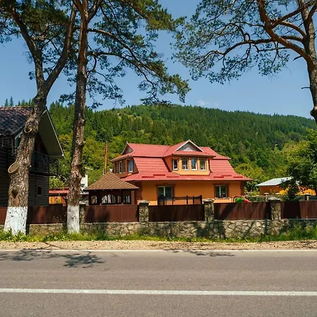 під соснами Gasthuis Krivorovnya